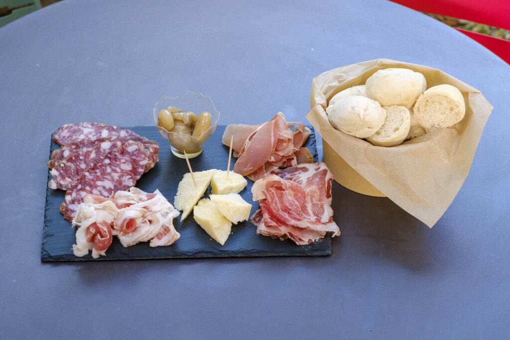 L'Acrobar ti aspetta per pranzi, aperitivi e gustose merende!
